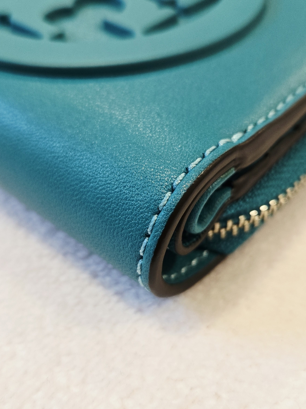 Tory Burch Teal Leather Zip Card Case with Logo Medallion EUC - Picture 4 of 12